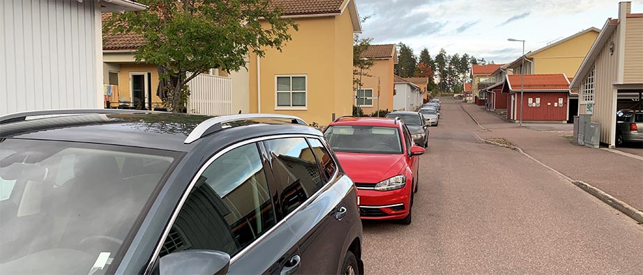 Bilar står parkerade längs med en gata på Galgberget i Falun